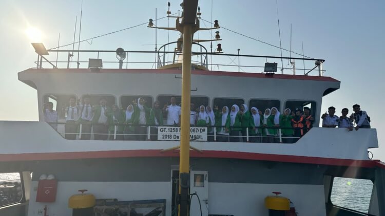On Boarf Education, Siswa MA As’Adiyah Sebatik Kenali Alat Keselamatan dan Navigasi di KM Sabuk Nusantara 97