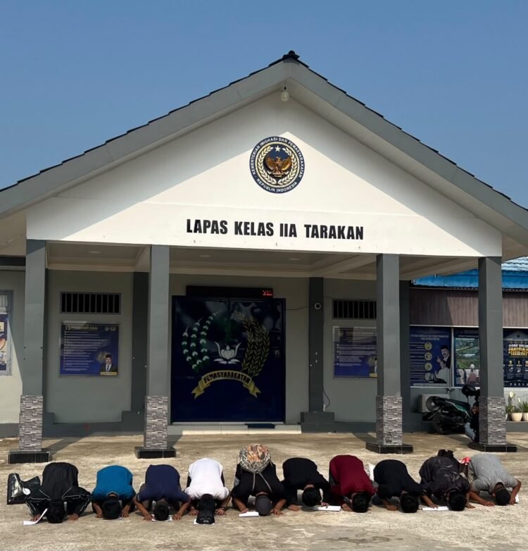 Bebas Bersyarat dan Kembali ke Tengah Masyarakat, Warga Binaan Lapas Tarakan Kompak Sujud Syukur