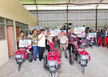 Hasan Saleh Salurkan Bantuan Alsintan untuk Petani Bulungan, Ada 20 Traktor dan 10 Pompa Air