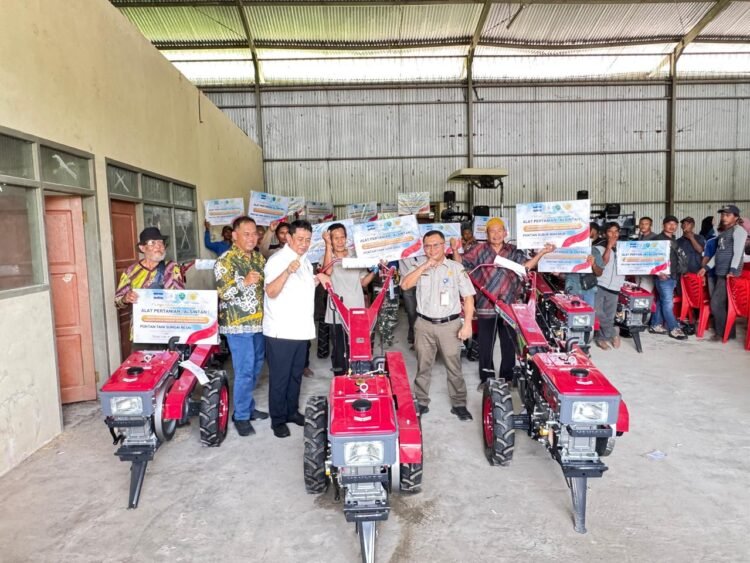 Hasan Saleh Salurkan Bantuan Alsintan untuk Petani Bulungan, Ada 20 Traktor dan 10 Pompa Air